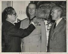 1955 Press Photo Gen. Jonathan M. Wainwright receives Philippine Medal for Valor picture