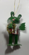 Vintage Jasco Holiday Hoppers Wood Frog Holding A Wreath Christmas Ornament picture