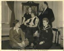 1937 Press Photo Violinist Yehudi Menuhin at his New York home with family picture
