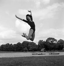 Ballet Dancer Gillian Lynne at the Lido, Hyde Park 1960 OLD PHOTO 10 picture