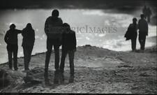1983 Press Photo Couples are silhouetted as they walk along Bradford Beach picture