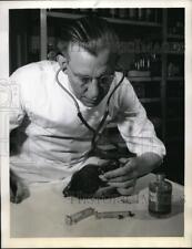 1944 Press Photo Dr Enoe checks heartbeat of Oscarette before extracting blood. picture