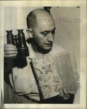 1950 Press Photo Willard Lee with Newspaper, Binoculars - nox29405 picture