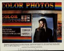 1991 Press Photo Photographer Annie Leibovitz pictured in a photo arcade picture