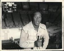 1973 Press Photo Former Basketball Player Elgin Baylor Commentating Before Game picture