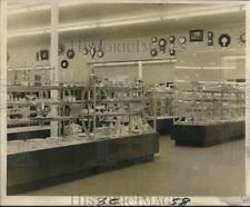 1969 Press Photo Gifts displayed at General Distributors Jewelers branch picture