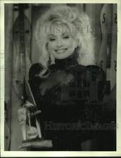 1988 Press Photo Dolly Parton hosts Country Music Association award show on CBS picture
