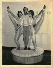 1961 Press Photo Hermes Pau with dancers Ruth and Jane Earl - tup20466 picture