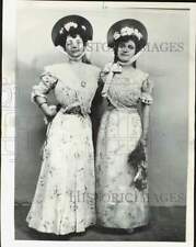 1906 Press Photo Mmes. Alex Revell and W.C. Pullman at Streets of Paris bazaar picture