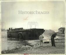 1966 Press Photo US Army amphibious vehicle ashore, Sturgeon Bay, Wisconsin picture