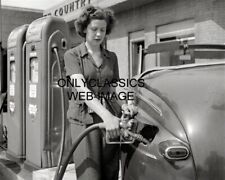 1943 WOMAN ATTENDANT FILLING GAS IN AUTO PHOTO SEARS PUMPS LOUISVILLE KENTUCKY picture