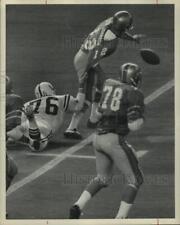 1970 Press Photo Oilers' quarterback Charley Johnson laterals football in game. picture