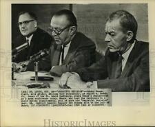 1964 Press Photo Cardinals owner Busch reads manager Johnny Keane's resignation. picture