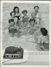 1952 Press Photo Mrs. Helen Neilson and class of YWCA housewives swimming picture