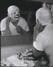 1962 Press Photo Clowns- Al Ackerman putting on his make-up - spa46897 picture