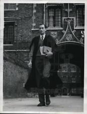1960 Media Photo Herb Elliott walks at Jesus College at Cambridge Univeristy picture