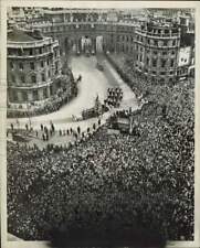 1947 Press Photo British crowds cheer Royal bride Princess Elizabeth in London picture