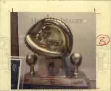 1992 Press Photo 1991 Golden Glove Award displayed at Texas Hall of Fame. picture
