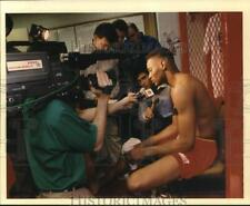 1994 Press Photo Houston Rockets Basketball Player Robert Horry Talks to Media picture