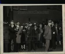 1927 Press Photo Crowd Surrounds Edward Hickman's Prison Car picture