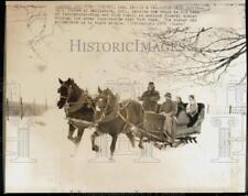 1976 Press Photo Carl Graham & passengers on horse-drawn open sleigh in Toronto picture