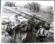 VINTAGE WW2 ORIGINAL USMC PHOTOGRAPH GUADALCANAL: CAPTURED BRITISH GUN picture