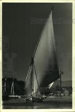 1987 Press Photo Felucca sailboat sails on Nile River at Aswan, Egypt picture