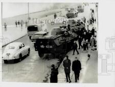 1970 Press Photo Polish armored cars, soldiers and civilians in Szczecin picture