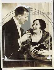 1932 Press Photo Actors Gloria Swanson and Noel Coward chat at Paris cafe picture