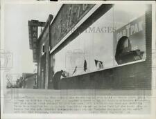 1953 Press Photo Policeman inspects broken windows on Whittier Blvd. Los Angeles picture