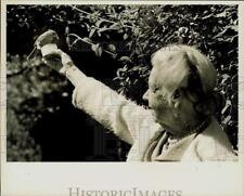 1981 Press Photo Edwin Clarkson feeds bird at Wing Haven in Charlotte picture