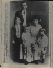 1917 Press Photo Portrait of young Richard M. Nixon with his parents & brothers picture