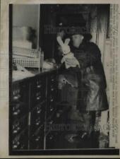1950 Press Photo Fireman Views Fire Damage To Woolworth Building picture