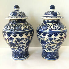 A pair of blue and white porcelain vase in ancient qianlong products picture