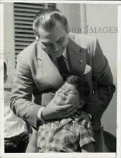 1958 Press Photo Cuban President Fulgencio Batista fondles youngest son's face. picture