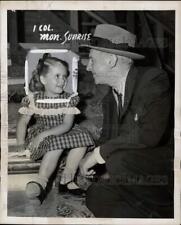 1948 Press Photo Young actress Mary Jane Saunders chats with Walter Winchell picture