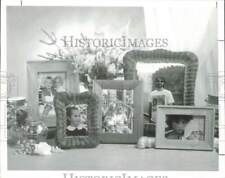 1992 Press Photo A variety of picture frames make photographs more eye-catching picture