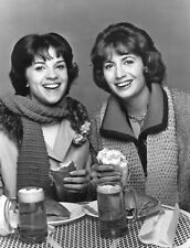 LAVERNE AND SHIRLEY 8X10 GLOSSY PHOTO PICTURE picture