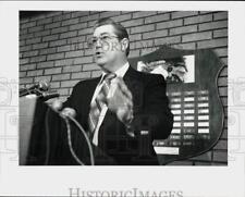 1982 Press Photo Houston police officer Bill Elkin speaks at press conference picture