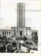 1935 Press Photo Crowd by the State Capitol Building in Baton Rouge, LA picture