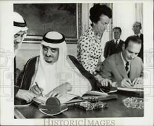 1975 Press Photo Prince Fahd Azia and Jacques Chirac sign agreement in Paris picture