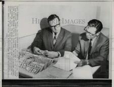 1967 Press Photo Ed Glanzer & Ron Bryant check recovered ransom money, Glendale picture
