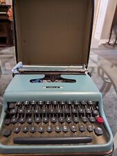 Olivetti Lettera 22 Portable Manual Typewriter w/ functional Case picture