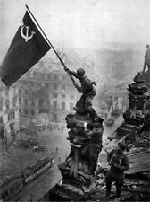*BIG WW2 Russian Soviet B&W Photo Soldier Puts Flag On German Reichstag BUY IT  picture