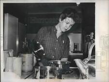 1959 Press Photo Doris Johnson Cooks in Model Kitchen at U.S. Exhibit in Moscow picture