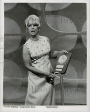 1966 Press Photo Television Entertainer Dinah Shore - kfx18262 picture
