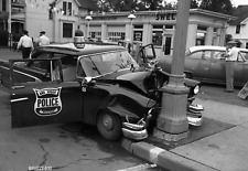 Criminals & Lawmen/1950's Ann Arbor Mi. POLICE CAR CRASH/4x6 B&W Photo Reprint picture