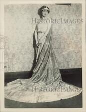 1923 Press Photo Mrs. Marshall field models gown and jewels in Connecticut home picture