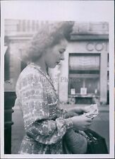 1945 Madame Georgette Paris Buys Vegetables Family Three Travel 5X7 Press Photo picture