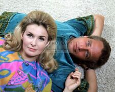 PAUL NEWMAN WITH WIFE JOANNE WOODWARD - 8X10 PUBLICITY PHOTO (AB-758) picture
